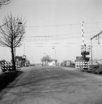 169435 Gezicht op de spoorwegovergang in de Stationsweg te Heerhugowaard.